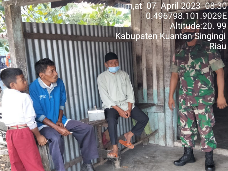 Serda Juanda Babinsa Koramil 06/Cerenti Kodim 0302/Inhu Selalu Melaksanakan  Komsos Dengan Warga di Desa Tanjung Medan Kecamatan Cerenti