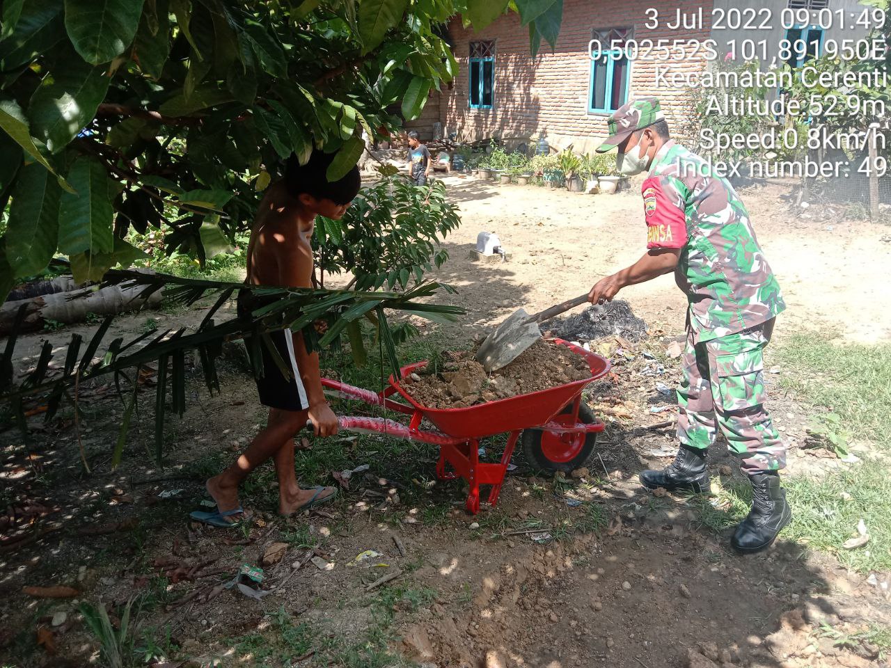 Babinsa Koramil 06/Cerenti Kodim 0302/Inhu Gotong Royong Bantu Warga Penimbunan Pondasi Dapur