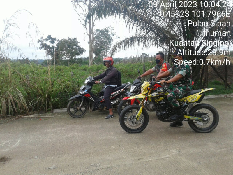 Minimalisir Karhutla Babinsa Koramil 06/Cerenti Kodim 0302/Inhu Lakukan Patroli Bersama Warga Desa