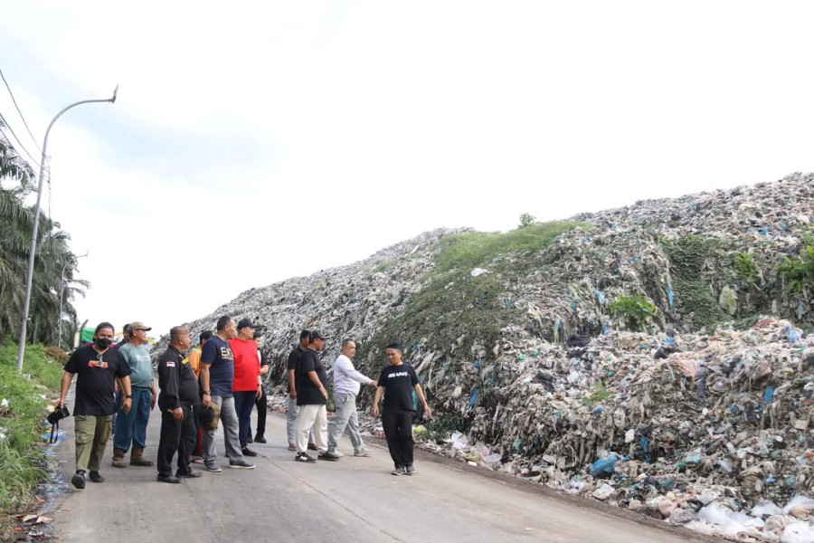 Sampah Menggunung di TPA Muara Fajar, Alat Berat Rusak