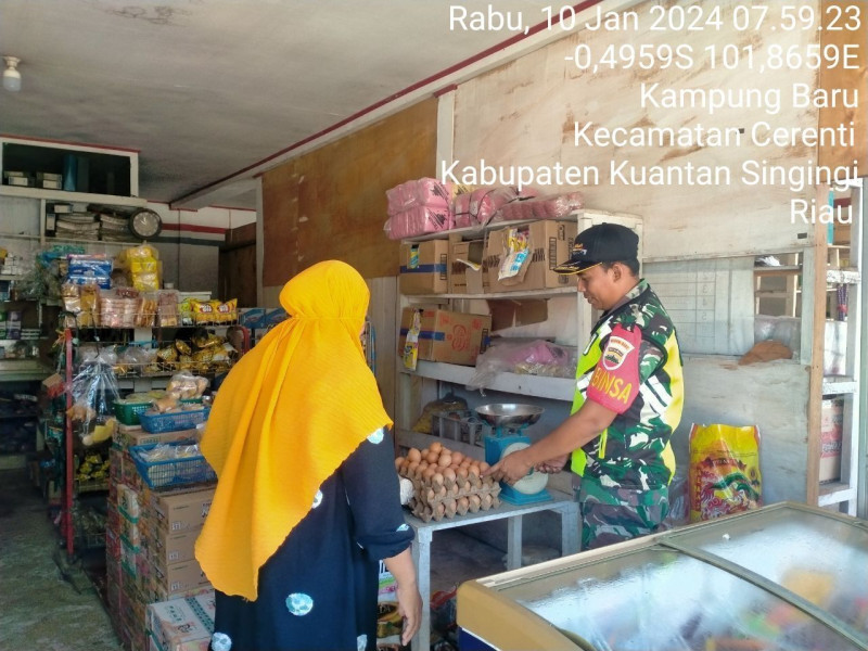 Babinsa Koramil 06/Cerenti Kodim 0302/Inhu Kopda Mohamad Soleh Pantau Perkembangan Harga Kebutuhan Pokok Di Wilayah Kecamatan Cerenti