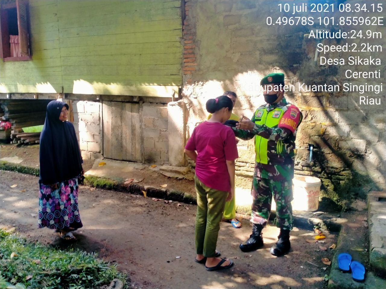 Babinsa Koramil 06/Cerenti Dim 0302/Inhu Serda Dumen Siregar Bagikan Masker Kepada Masyarakat Binaan