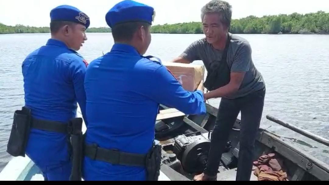 Atensi Kapolres Bengkalis, Polair Berikan Sembako kepada Warga di Perairan Sei Kembung