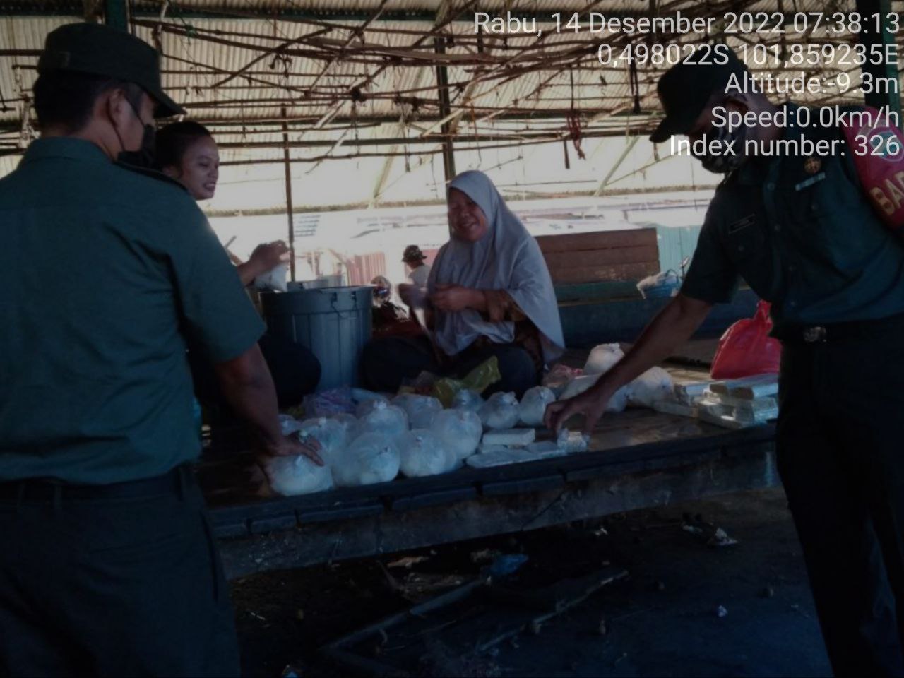 Babinsa Koramil 06/Cerenti Dim 0302/Inhu Berikan Sosialisasi Serta Himbauan Kepada Warga Agar Patuhi Prokes Covid-19 di Pasar Tradisional Kecamatan Inuman 