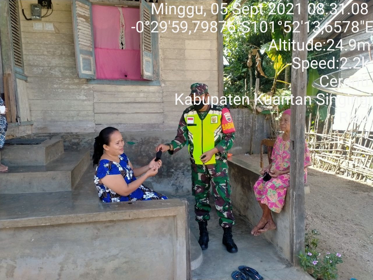 Babinsa Koramil 06/ Cerenti Dim 0302/Inhu Bagikan Masker Kepada Warga Upaya Memutus Penularan Covid-19 di Kampung Baru Timur