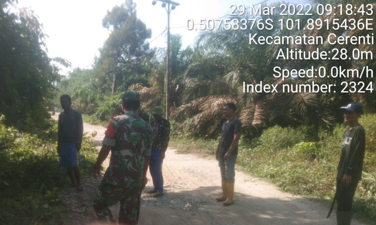 Kopda Junedi Babinsa Koramil 06/Cerenti Kodim 0302/Inhu Gotong Royong Bantu Warga Bersihkan Kiri Kanan Jalan