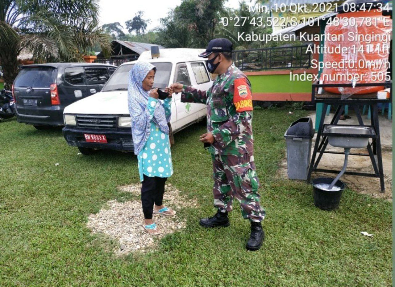 Sertu Heriyus Saputera Babinsa Koramil 06/Cerenti  Kodim 0302/ Inhu  Bagikan Masker Kepada Warga di Desa Pasar Inuman Kecamatan Inuman