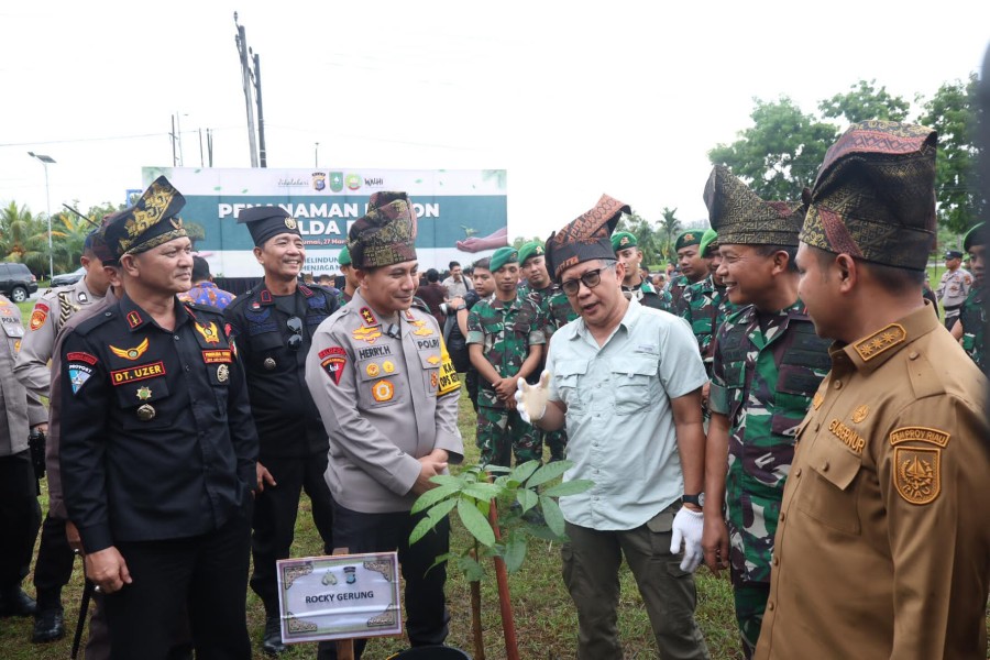 Kapolda Riau Gelar Aksi Tanam Pohon, Rocky Gerung: 