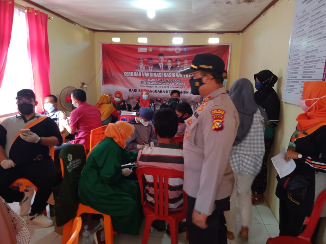 Sambut HUT Bhayangkara Ke-75, Polsek Kerumutan Gelar Vaksinasi Massal