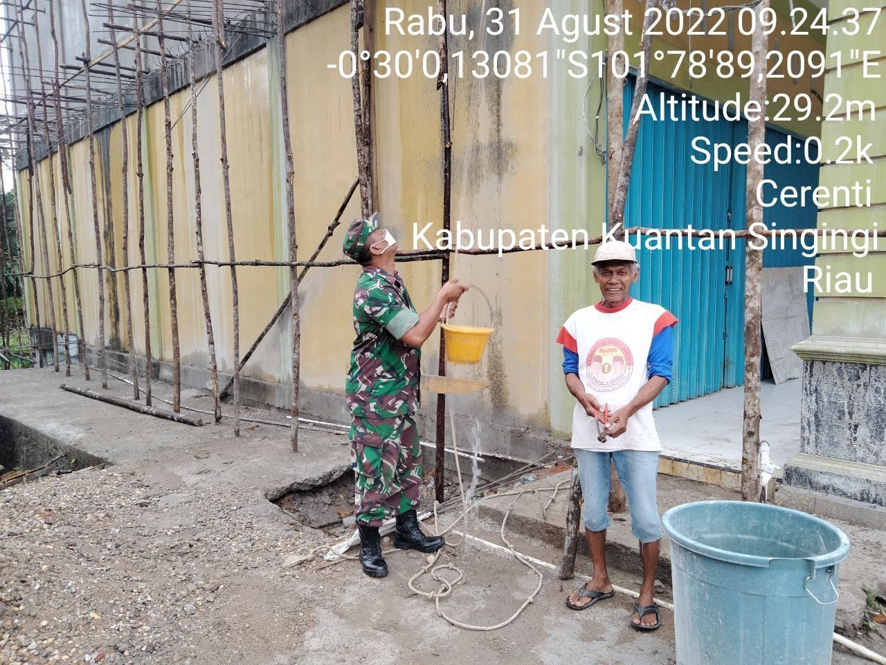 Bangun Keakraban, Babinsa Koramil 06/Cerenti Dim 0302/Inhu Bantu Pembangunan Rumah Warga Di Kelurahan Pasar Cerenti