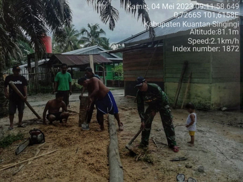 Sertu Heriyus Saputera Babinsa Koramil 06/Cerenti Kodim 0302/Inhu Bergotong Royong Bersama Warga Desa Binaan Desa Bedeng Sikuran