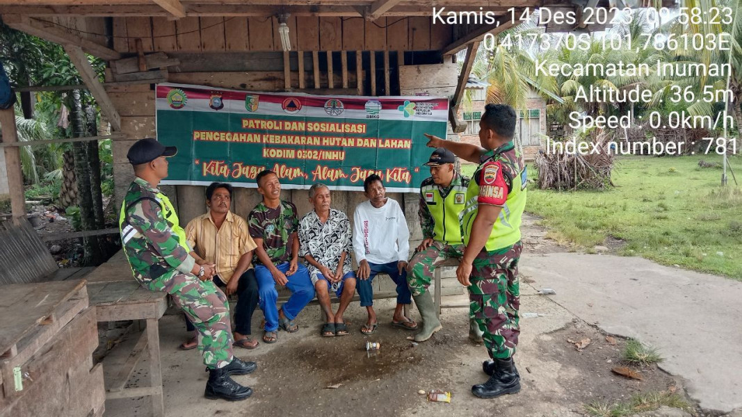 Kopda Irwan dan Babinsa Koramil 06/Cerenti Kodim 0302/Inhu: Patroli dan Sosialisasi Karhutla