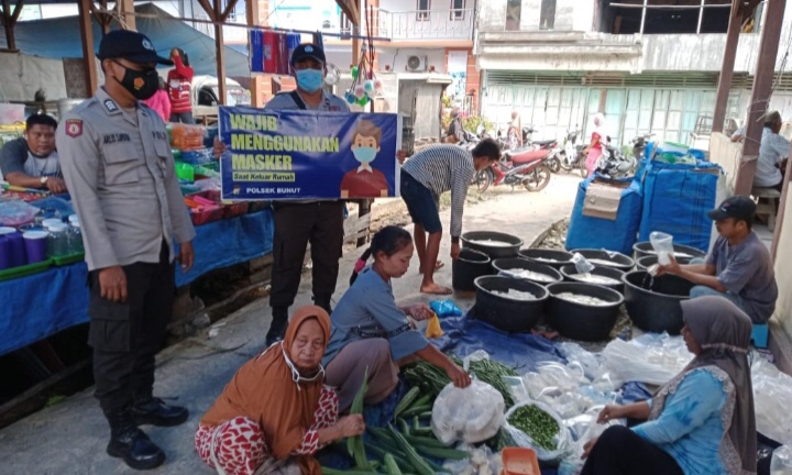 Berjalan Kaki, Personel Polsek Bunut Patoli dan Sambangi Warga di Pasar