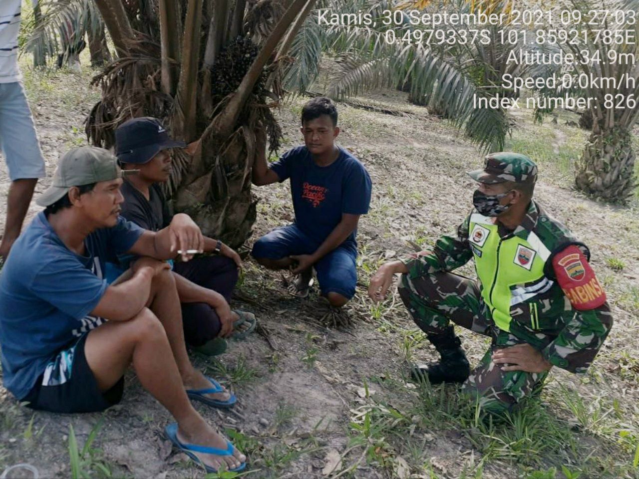 Serda Samrin Babinsa Koramil 06/Cerenti Dim 0302/Inhu Komsos Dengan Warga Desa Lebuh Lurus