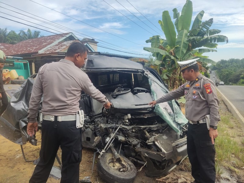 Satu Tewas dalam Kecelakaan di Jalintim Pelalawan, Pick Up Tabrak Truk Hino
