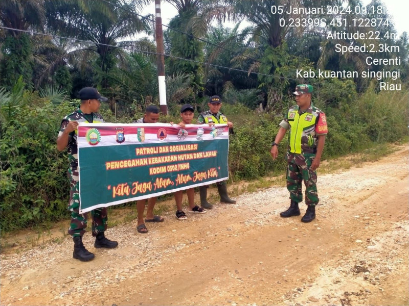 Tingkatkan Pengawasan Karlahut, Babinsa Koramil 06/ Cerenti Dim 0302/ Inhu Melaksanakan Patroli Dan  Sosialisasi Kepada Masyarakat