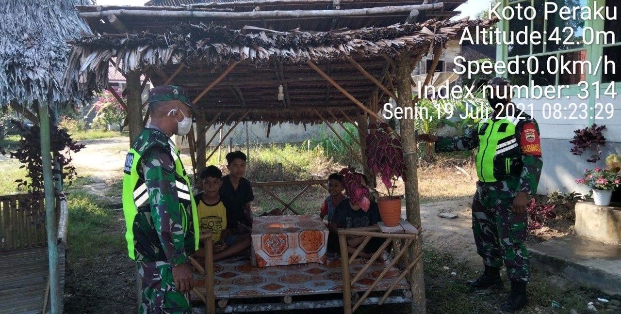 Babinsa Koramil 06/Cerenti Dim 0302 /Inhu Serda Juanda Berikan Edukasi Pencegahan Covid19 Di Desa Binaan