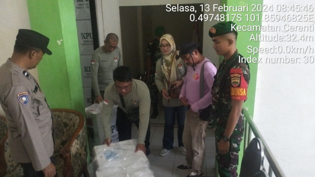 Babinsa Koramil 06/Cerenti Kodim 0302/Inhu Kawal Pendistribusian Logistik Pemilu 2024 Ke Desa Di Wilayah Teritorial 