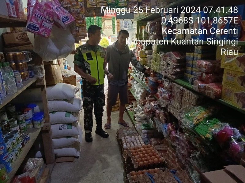 Di Kelurahan Koto Peraku Babinsa Koramil 06/Cerenti Kodim 0302/Inhu Pastikan Harga Sembako Stabil 