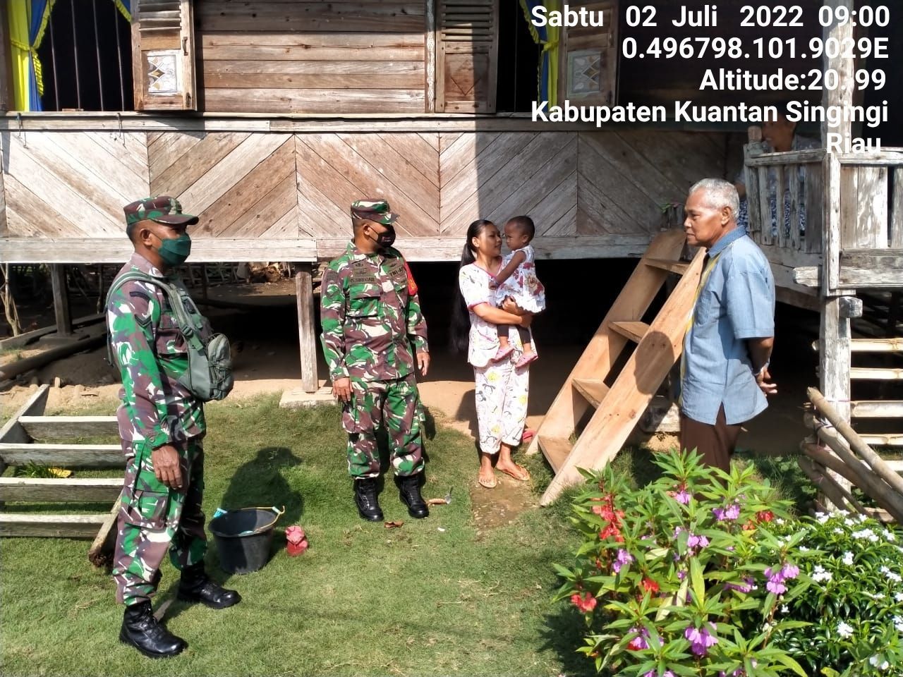 Di Desa Kampung Baru Serda Abdul Wahab Babinsa Koramil 06/Cerenti Kodim 0302/Inhu Babinsa Intensifkan Kegiatan Bagi Masker Dan Edukasi Protokol Kesehatan