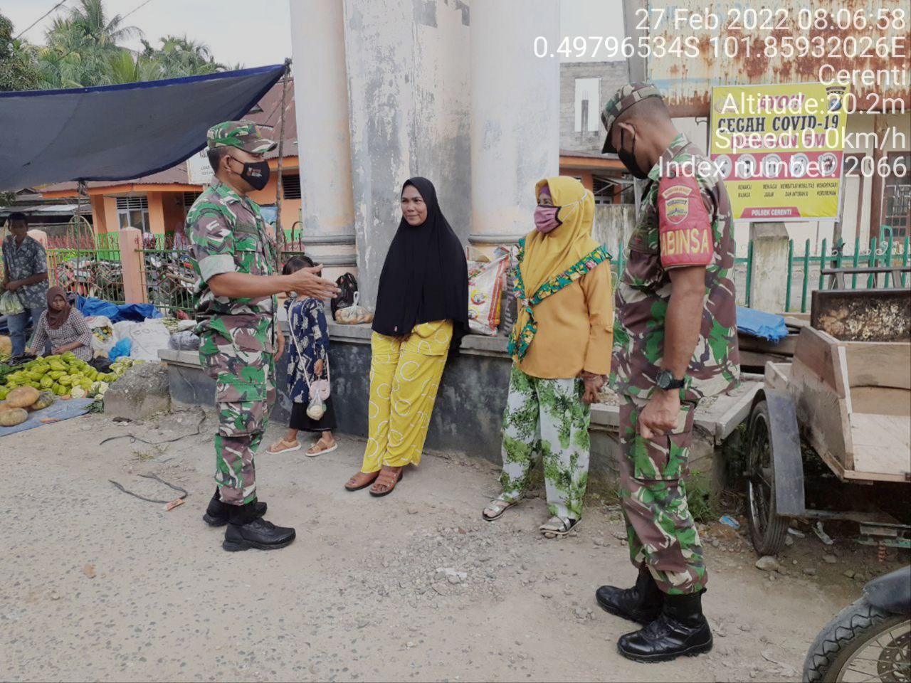 Babinsa Koramil 06/Cerenti Kodim 0302/Inhu, Sertu Efison Bersama Anggota Lainnya Berikan Sosialisasi Serta Himbauan Kepada Warga Agar Patuhi Prokes Covid-19