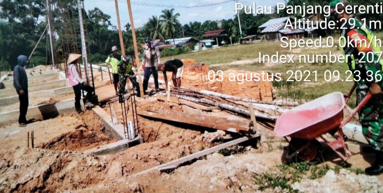 Babinsa 06/Cerenti Dim 0302/ Inhu Bantu Masyarakat Desa Binaan Melanjutkan Pembangunan Masjid
