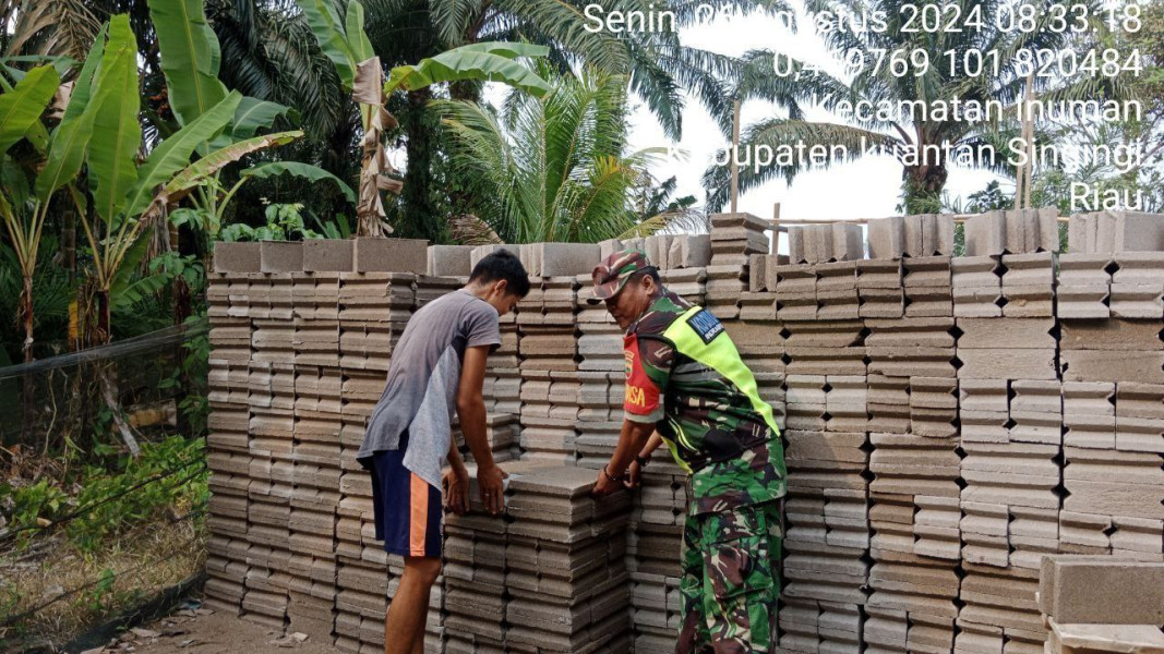 Babinsa Koramil 06/ Cerenti Kodim 0302/Inhu  Melaksanakan Kegiatan Humanis Membatu Perajin Pembuat Batako Di Desa Lebuh Lurus