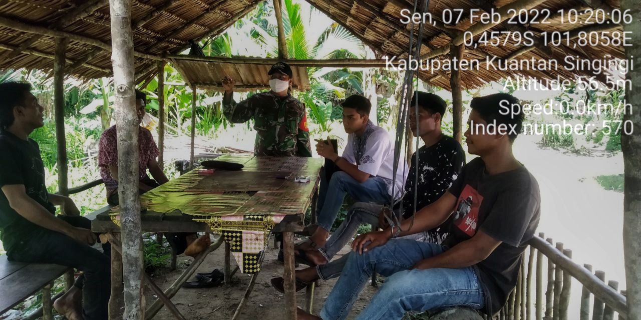 Babinsa Koramil 06/Cerenti Kodim 0302/Inhu Melaksanakan Komsos Dengan Masyarakat di Desa Seberang Pulau Busuk