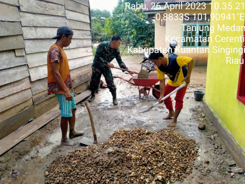 Jalin Keakraban Babinsa Koramil 06/Cerenti Kodim 0302/Inhu, di Desa Tanjung Medan Kecamatan Cerenti Bantu Warga Membuat Rumah Warga