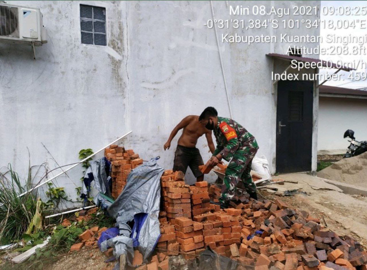 Babinsa Koramil 06/Cerenti Kodim 0302/Inhu, Sertu Heriyus Saputera Bersama Masyarakat Gotong Royong di Desa Lebuh Lurus Kecamatan Inuman