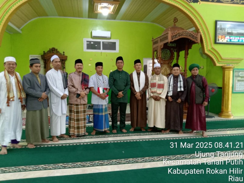 Wabup Rohil Sholat IdulFitri di Masjid Baiturrahmah Ujung Tanjung