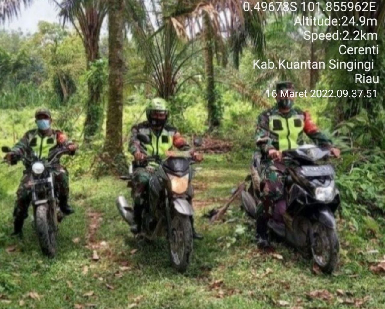 Babinsa Koramil 06/Cerenti Kodim 0302/ Inhu,Serda Dumen Siregar Bersama Anggota Lainnya Laksanakan Patroli Untuk Cegah Kebakaran Hutan Dan Lahan 