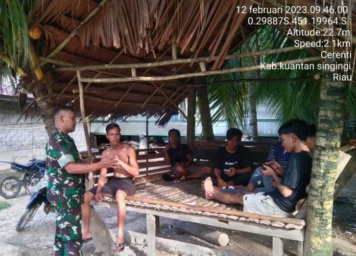 Babinsa Koramil 06/Cerenti Kodim 0302/Inhu Tingkatkan Kekompakan Dengan Warga Binaan Dengan Melaksanakan Komsos