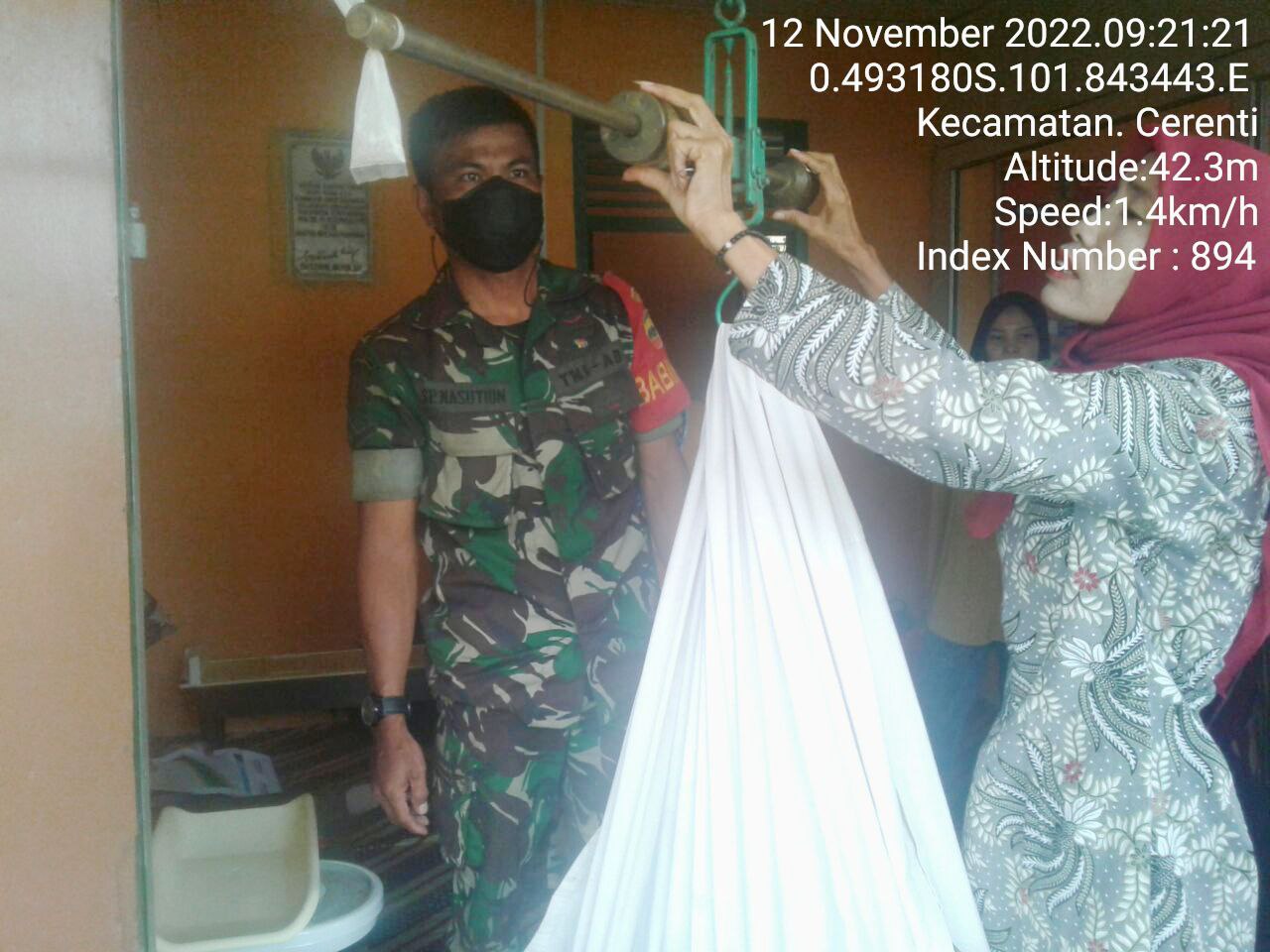 Serda SP Nasution Babinsa Koramil 06 /Cerenti Kodim 0302/ Inhu Komsos Dengan Warga