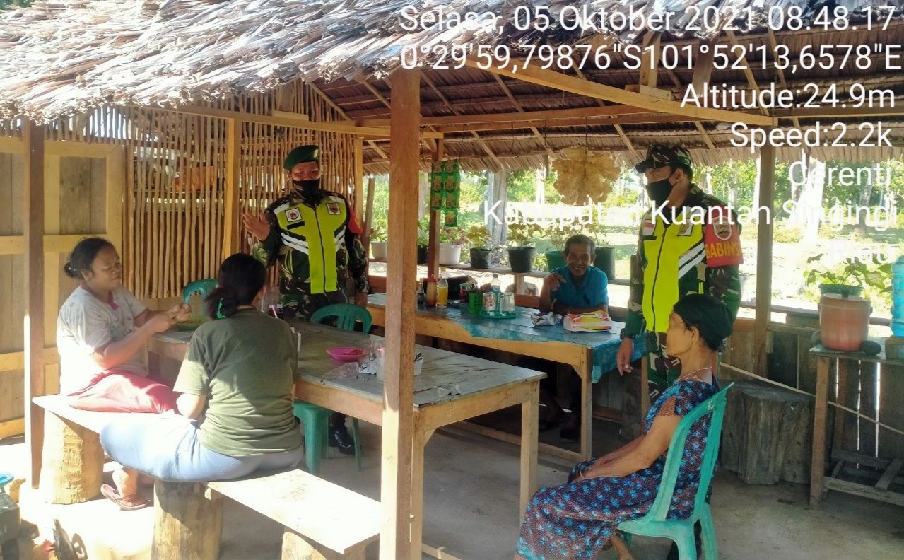 Babinsa Koramil 06/Cerenti Dim 0302/Inhu  Berikan Sosialisasi Serta Himbauan Kepada Warga Agar Patuhi Prokes Covid-19 di Kampung Baru Timur Cerenti