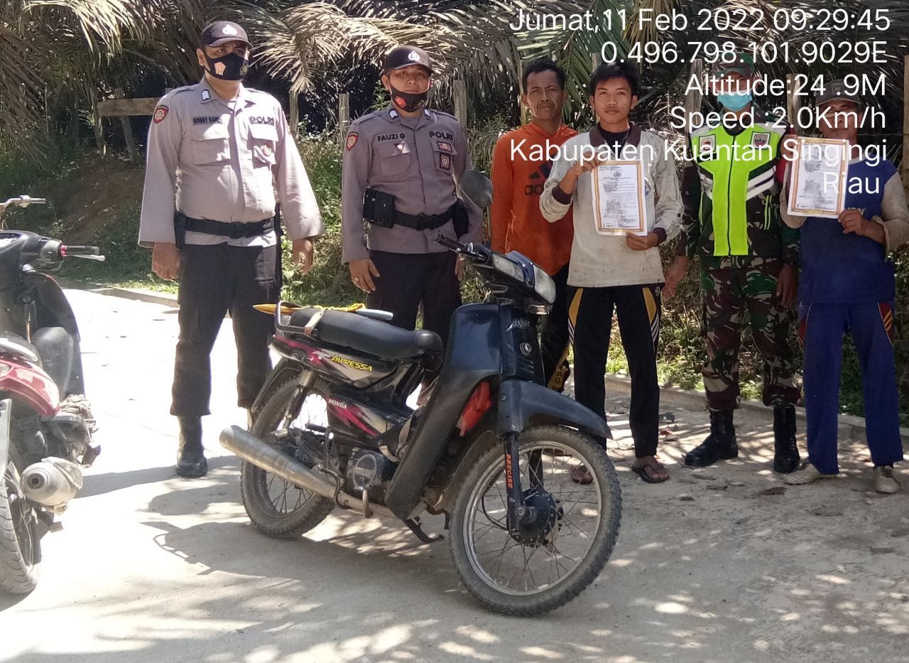 Babinsa Koramil 06/Cerenti Kodim 0302/Inhu Dan Bhabinkamtibmas Polsek Cerenti Patroli Rutin Dan Sosialisasi Karhutla di Sigaruntang Kecamatan Inuman