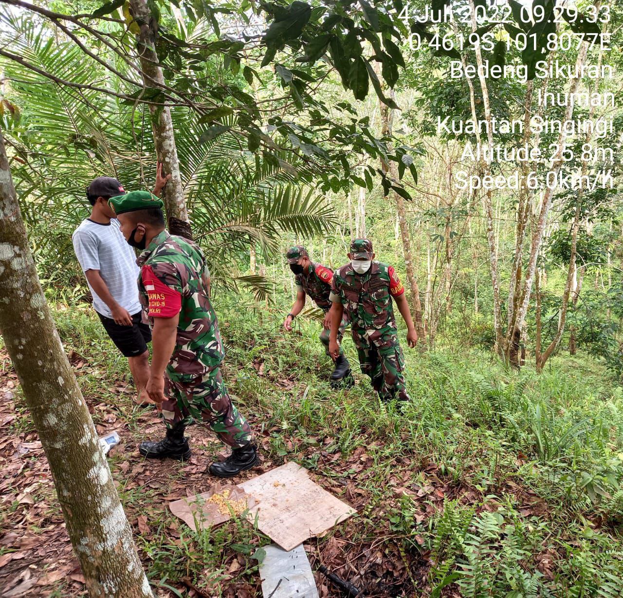 Babinsa Koramil 06/Cerenti Kodim 0302/Inhu Terus Gencarkan Patroli Dan Sosialisasi Tentang Bahaya Karhutlah Diwilayah Bedeng Sikuran Kecamatan Inuman