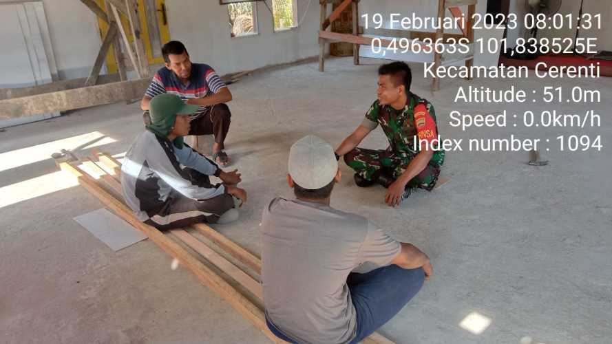 Babinsa Koramil 06/Cerenti Kodim 0302/Inhu Laksanakan Komsos Di Kampung Pancasila di Tanjung Medan Kecamatan Cerenti 