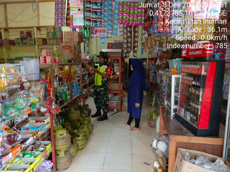 Babinsa Koramil 06/Cerenti Kodim 0302/Inhu Cek Harga Sembako Di Desa Pulau Busuk Jaya