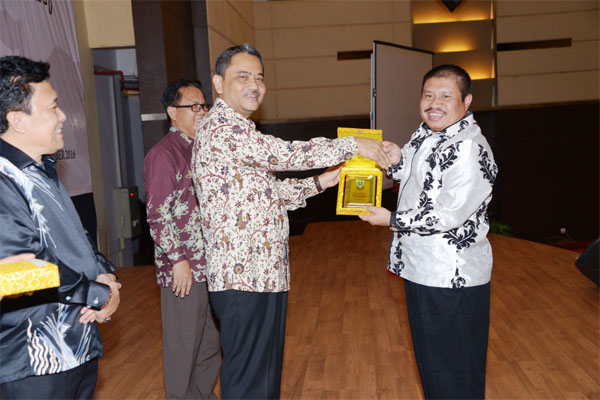 Bupati Amril Boyong PKH Award dari Gubernur Riau