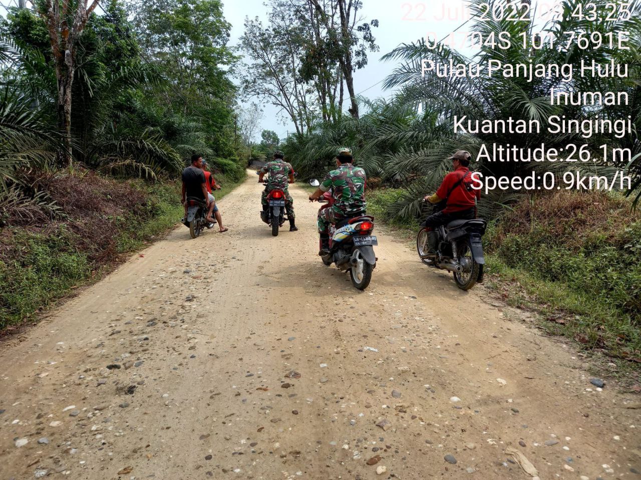 Babinsa Koramil 06/Cerenti Kodim 0302/Inhu Walaupun Cuaca Mendung Dan Kadangkala Hujan,Babinsa Bersama Warga Selalu Lakukan Sosialisasi Dan Patroli Karhutla