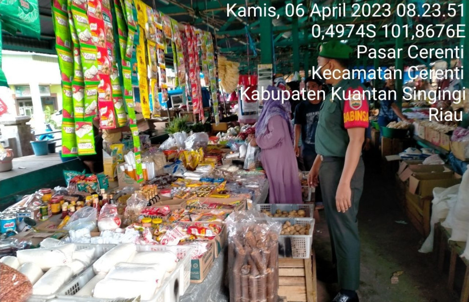 Babinsa Koramil 06/Cerenti Kodim 0302/Inhu, Kopda Muhamad Soleh Pantau Perkembangan Harga Kebutuhan Pokok Di Wilayah Kecamatan Cerenti Kabupaten Kuansing