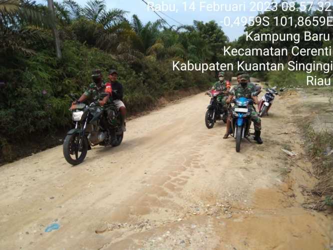 Babinsa Koramil 06/Cerenti Kodim 0302/Inhu Kopda Muhammad Soleh Dan Anggota Lainnya Laksanakan Patroli Untuk Cegah Kebakaran Hutan Dan Lahan