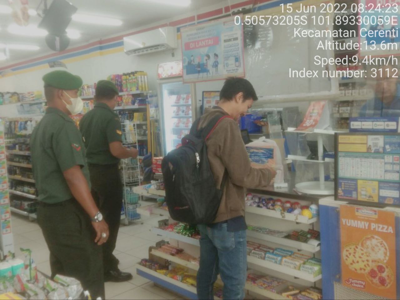 Babinsa Koramil 06/Cerenti Kodim 0302/Inhu  Berikan Sosialisasi Serta Himbauan Kepada Warga Agar Patuhi Prokes CoviD-19 di Salah Satu Mini Market
