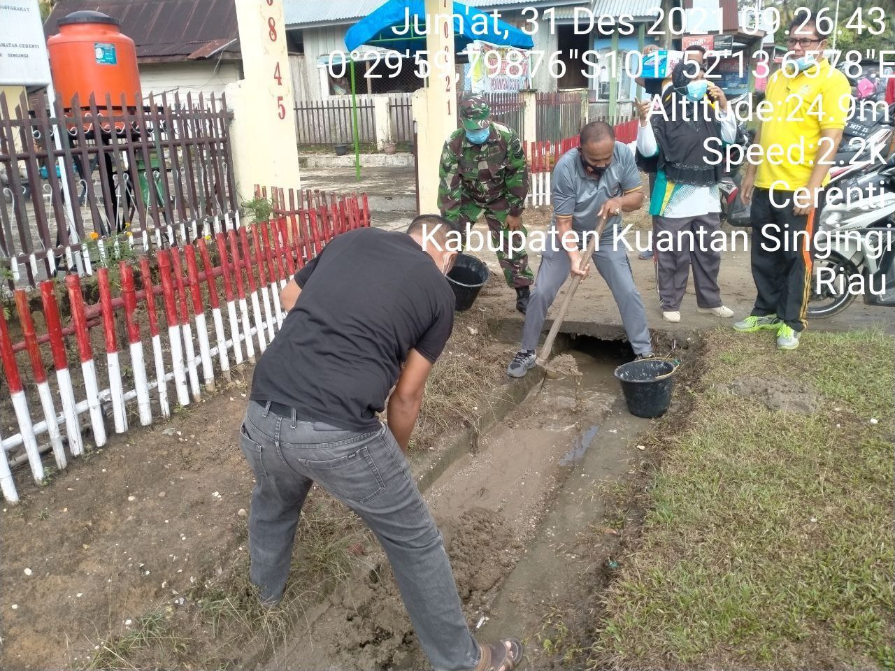 Bangun Keakraban Babinsa Koramil 06/Cerenti Dim 0302/Inhu Bantu Pembersihan Lingkungan Desa Kompe Berangin Kecamatan Cerenti