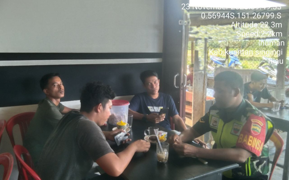 Anggota Babinsa Koramil 06/Cerenti  Kodim 0302/Inhu, KOMSOS Dengan Warga Binaan Untuk Mempererat Tali Silaturahmi