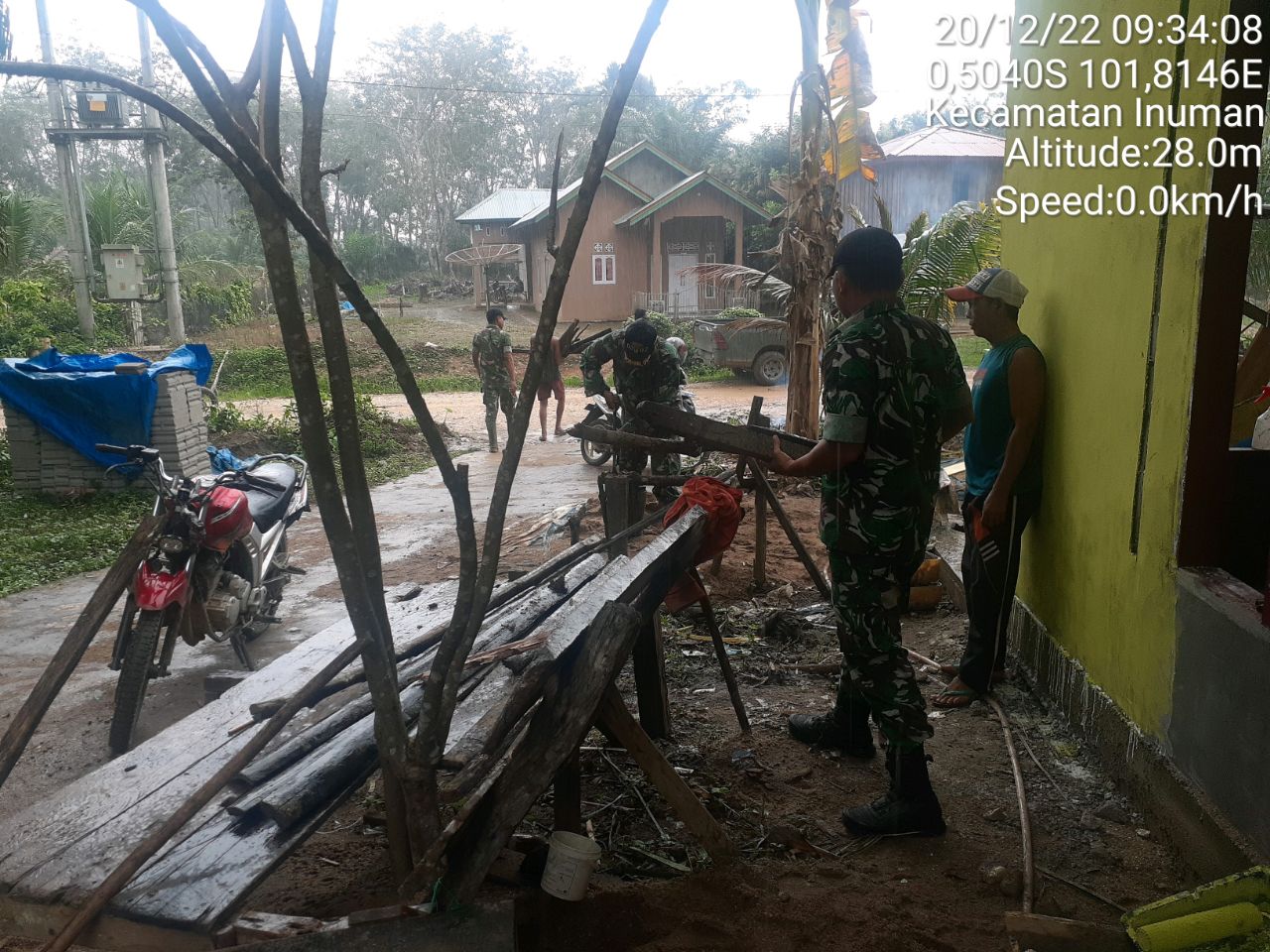 Bangun Keakraban Babinsa Koramil 06/Cerenti Kodim 0302/Inhu Bantu Perehapan Rumah Layak Huni Di Wilayah Binaan Desa Ketaping Jaya 