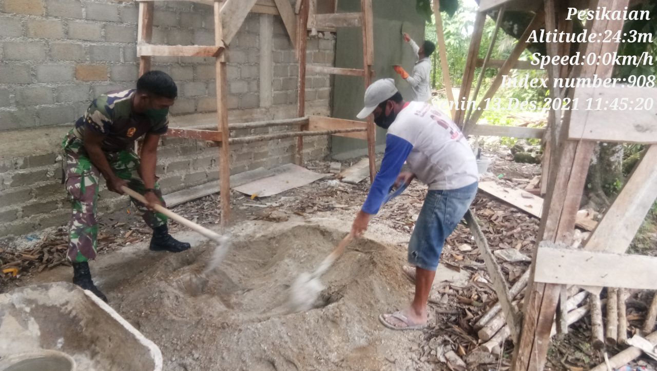 Babinsa Koramil 06/Cerenti  Kodim 0302/ Inhu Membantu Membangun Warung Milik Pak Yuheri