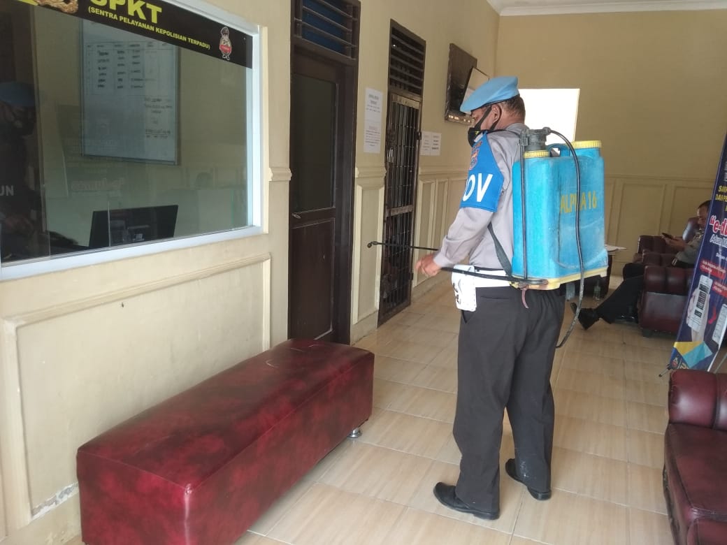 Antisipasi Covid-19, Polsek Langgam Rutin Semprotkan Disinfektan di Kantor