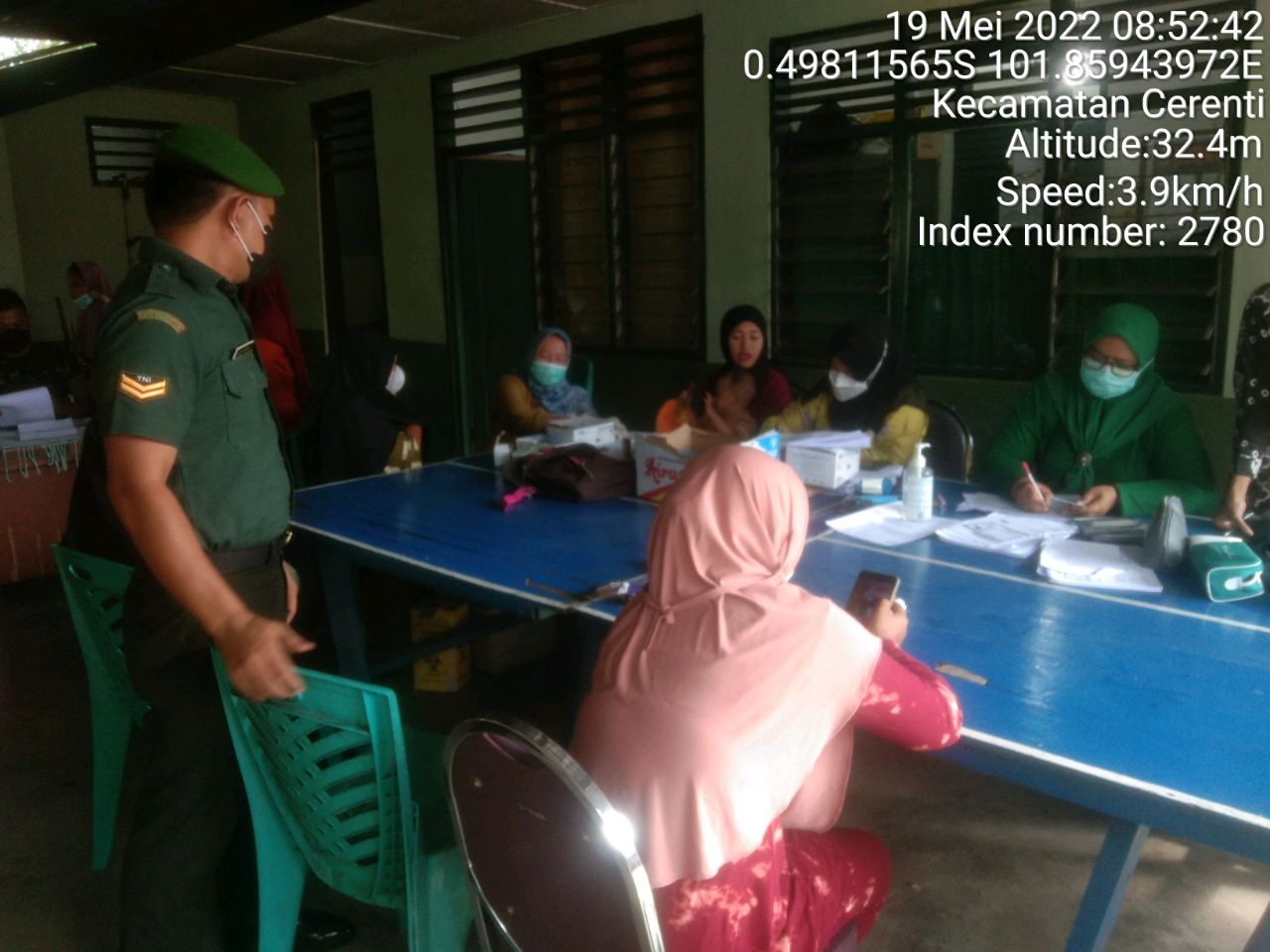 Babinsa Koramil 06/Cerenti Kodim 0302/Inhu Pantau Dan Dampingi Pelaksanaan Vaksin Covid-19 di Desa Kampung Baru Cerenti